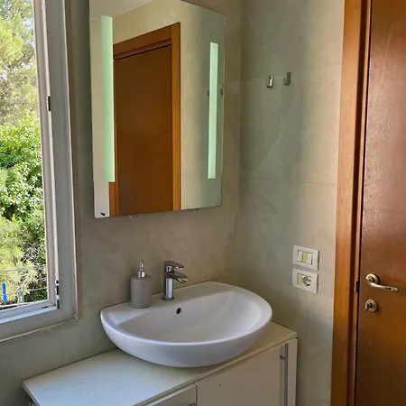 Chic Retreat - Stylish In Bllok, Apartamento Tirana