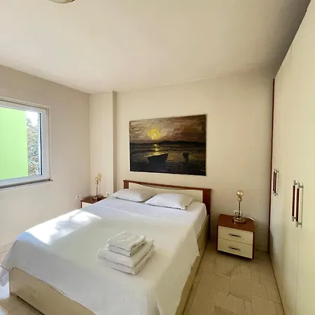 Chic Retreat - Stylish In Bllok, Tirana
