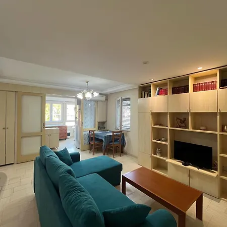 Chic Retreat - Stylish In Bllok, Apartamento Tirana